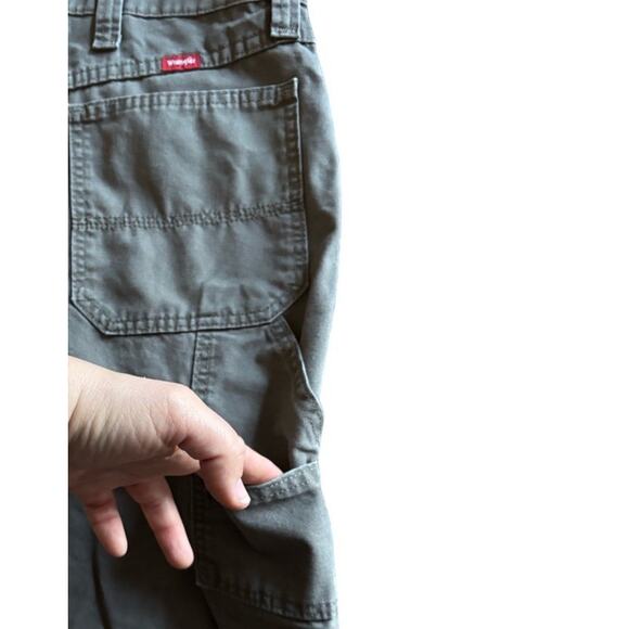 Wrangler Olive Green Shorts Carpenter Size 34 Gray Cotton Pockets 9” Inseam - Picture 4 of 7